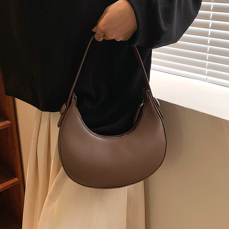 موضة جديدة حقائب الإبط للنساء  - مراجعة Half Moon Crescent وسعره